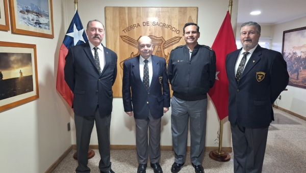 Destacamento Punta Arenas visita V División del Ejército 