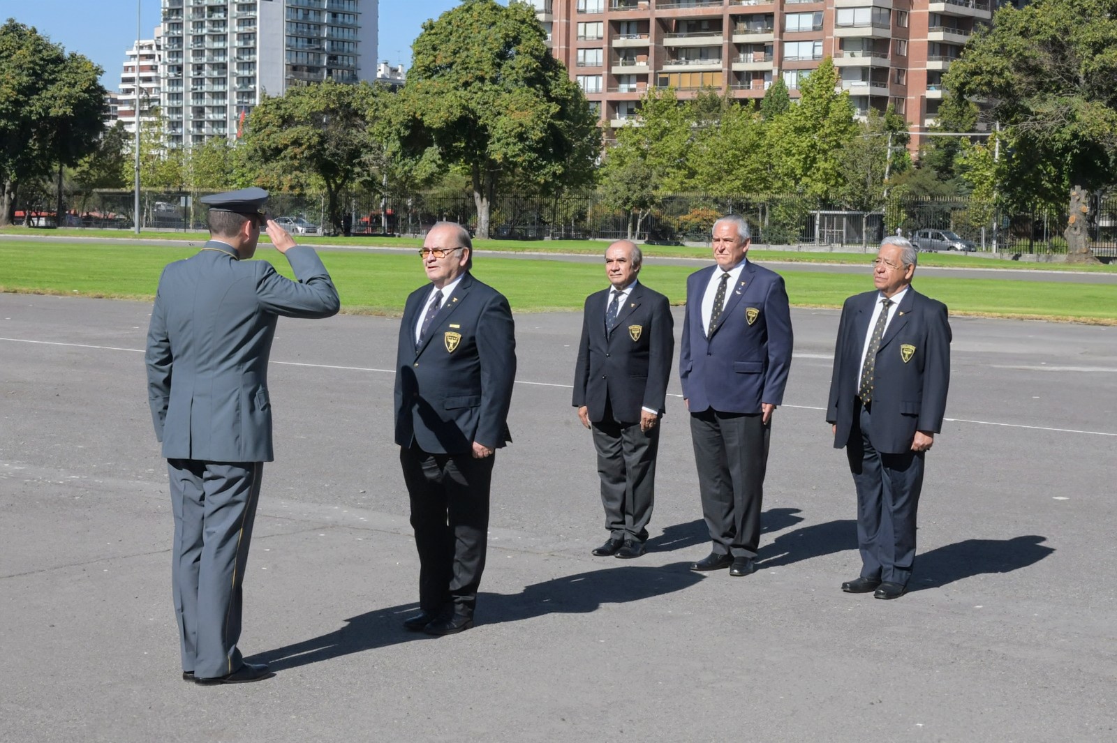 Directorio de Cien Águilas saluda a director de Escuela Militar en nuevo aniversario académico
