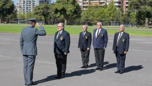 Directorio de Cien Águilas saluda a director de Escuela Militar en nuevo aniversario académico
